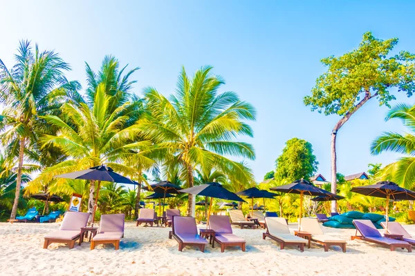 Sombrillas y sillas en la hermosa playa tropical — Foto de Stock