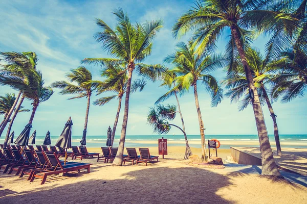 Sombrillas y sillas en la hermosa playa tropical —  Fotos de Stock