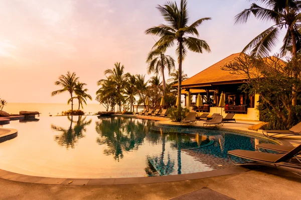 Bela piscina de luxo — Fotografia de Stock