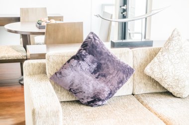 oturma odasında kanepede yastık