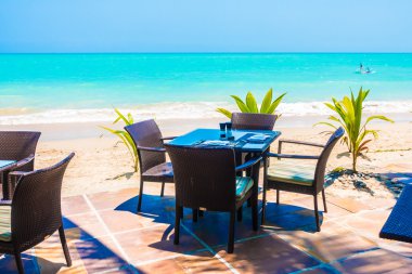 Boş masa ve sandalye