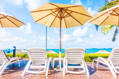 Güzel lüks şemsiyeleri ve sandalyeler otel