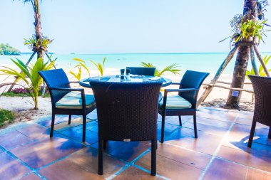 Boş masa ve sandalye