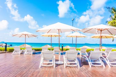 Güzel lüks şemsiyeleri ve sandalyeler otel