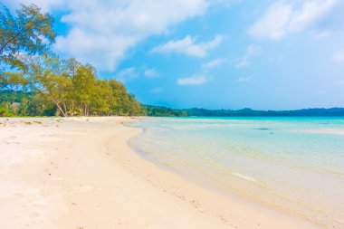 Güzel tropikal deniz ve kum plaj