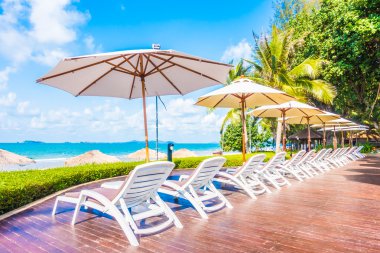 Güzel lüks şemsiyeleri ve sandalyeler otel