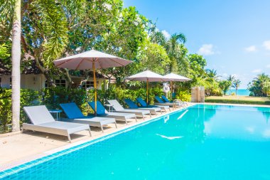 Güzel lüks şemsiyeleri ve sandalyeler otel