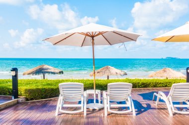 Güzel lüks şemsiyeleri ve sandalyeler otel