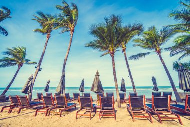 şemsiye ve güzel tropik sahil sandalye