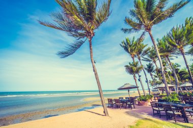 şemsiye ve güzel tropik sahil sandalye