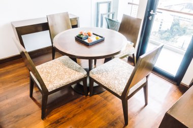 Boş masa ve sandalye