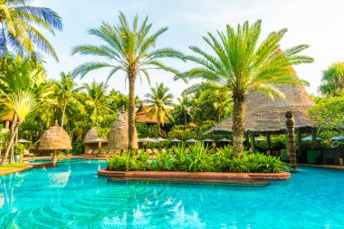 Otelde açık yüzme havuzu