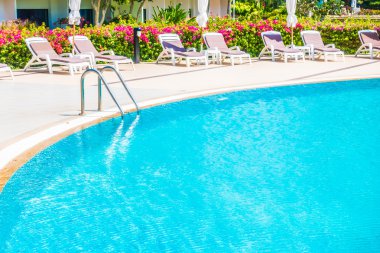 Güzel lüks şemsiyeleri ve sandalyeler otel