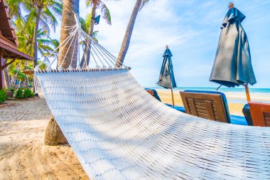 Tropik sahilde boş hamak