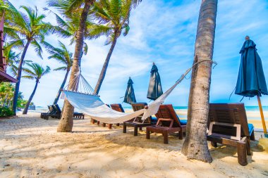 Tropik sahilde boş hamak
