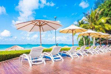 Güzel lüks şemsiyeleri ve sandalyeler otel