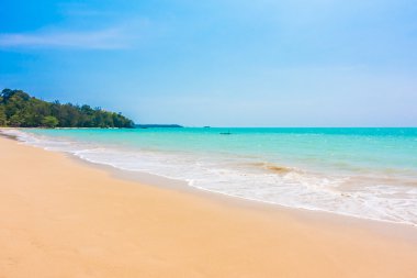 Güzel tropikal plaj ve deniz