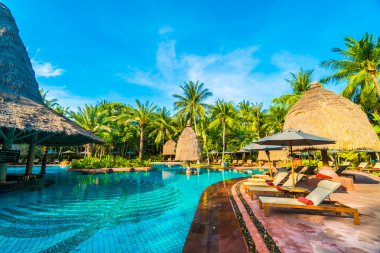 Otelde açık yüzme havuzu