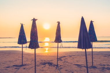 Plaj ve deniz güzel siluet şemsiyesi