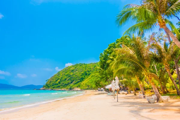 Hermosa playa tropical y el mar — Foto de Stock