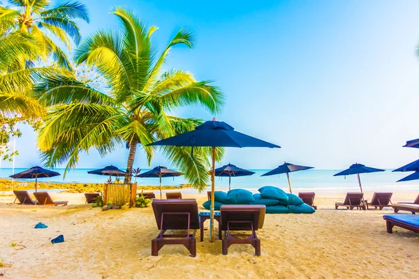 Guarda-chuvas e cadeiras na bela praia tropical — Fotografia de Stock