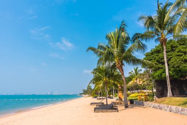 Belle plage et mer avec palmier — Photo