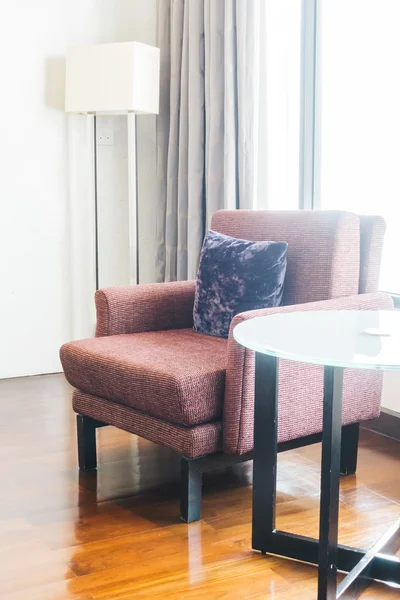 oturma odasında kanepede yastık