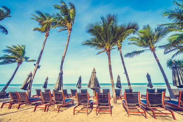 şemsiye ve güzel tropik sahil sandalye