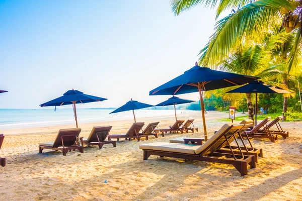 şemsiye ve güzel tropik sahil sandalye