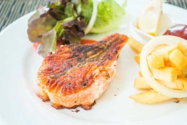 Filete de salmón en plato blanco — Foto de Stock