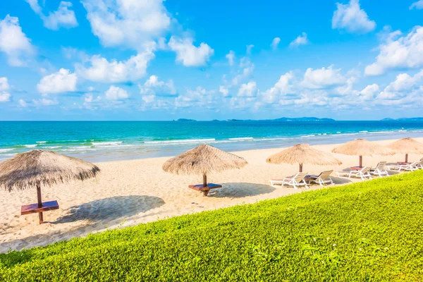 Schöner tropischer Strand und Meer — Stockfoto