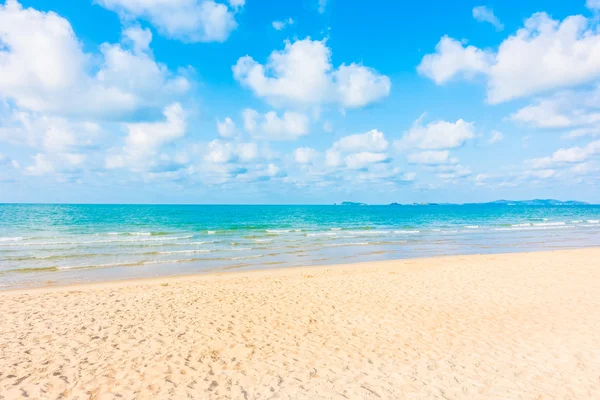Hermosa playa tropical y el mar — Foto de Stock