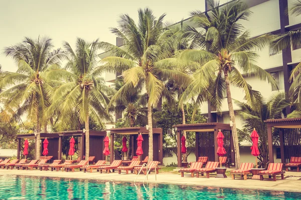 Belle piscine extérieure de luxe — Photo