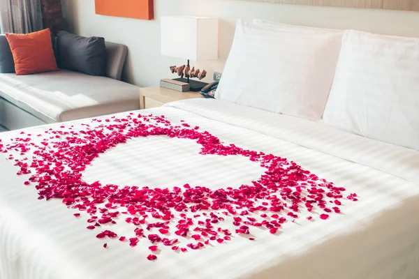 Almohada blanca en la cama — Foto de Stock