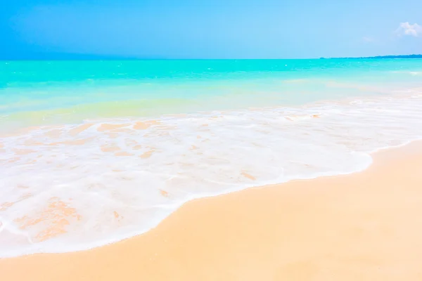 Güzel tropikal deniz ve plaj — Stok fotoğraf