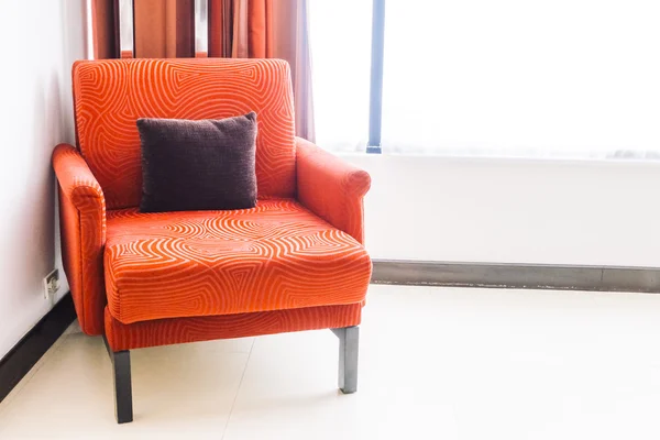 Licht bruin, beige en grijze kussens instellen op sofa in de ... Licht bruin, beige en grijze kussens instellen op sofa in de ...