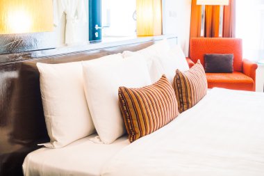 Yatakta güzel lüks yastıklar