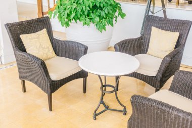 oturma odasında kanepede yastık