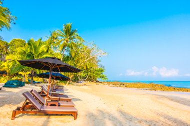 şemsiye ve güzel tropik sahil sandalye