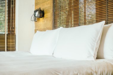 Yatakta güzel konfor yastık