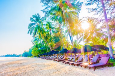 şemsiye ve güzel tropik sahil sandalye