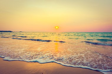 Sahilde güzel bir gün batımı