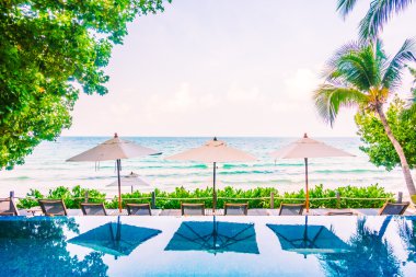 Güzel lüks şemsiyeleri ve sandalyeler