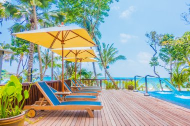 Otel havuzunda yüzme havuzu