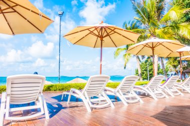 Güzel lüks şemsiyeleri ve sandalyeler otel