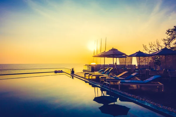 Schöner Luxus-Pool — Stockfoto