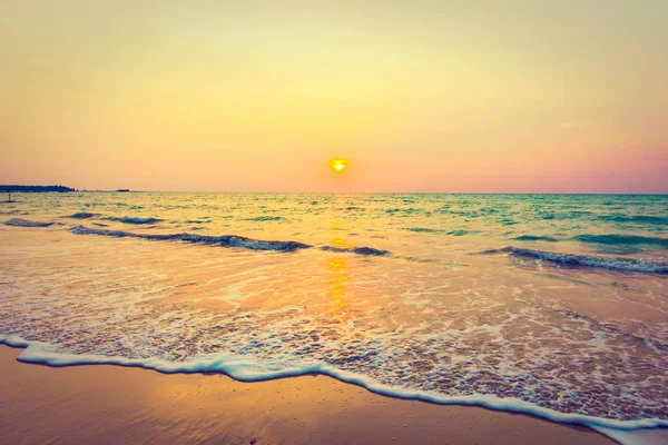 Vacker solnedgång på stranden — Stockfoto