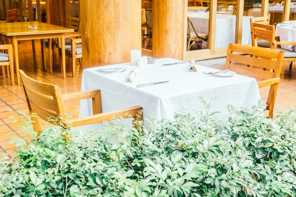 Stuhl und Tisch im Restaurant — Stockfoto