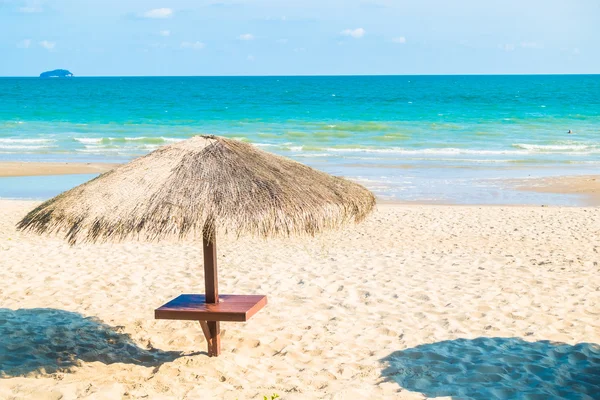 Schöner tropischer Strand und Meer — Stockfoto