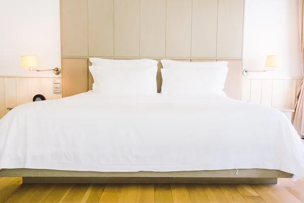 Hermosas almohadas de lujo en la cama — Foto de Stock